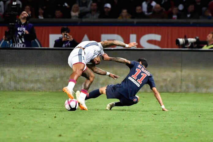 Cruzeiro Players In Action Against Corinthians