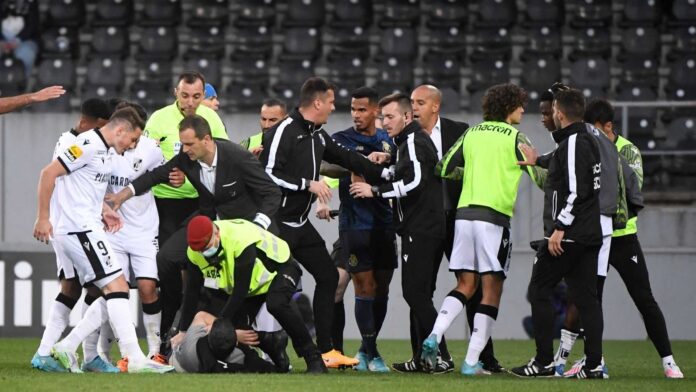 Vitoria Sport Clube Players Celebrating