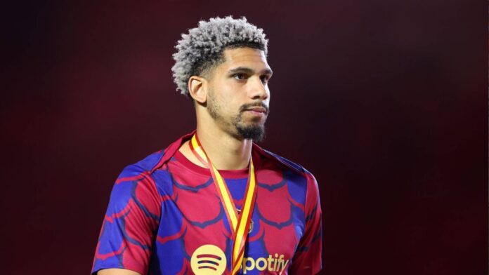 Barcelona Defenders Gerard Martín, Ronald Araújo